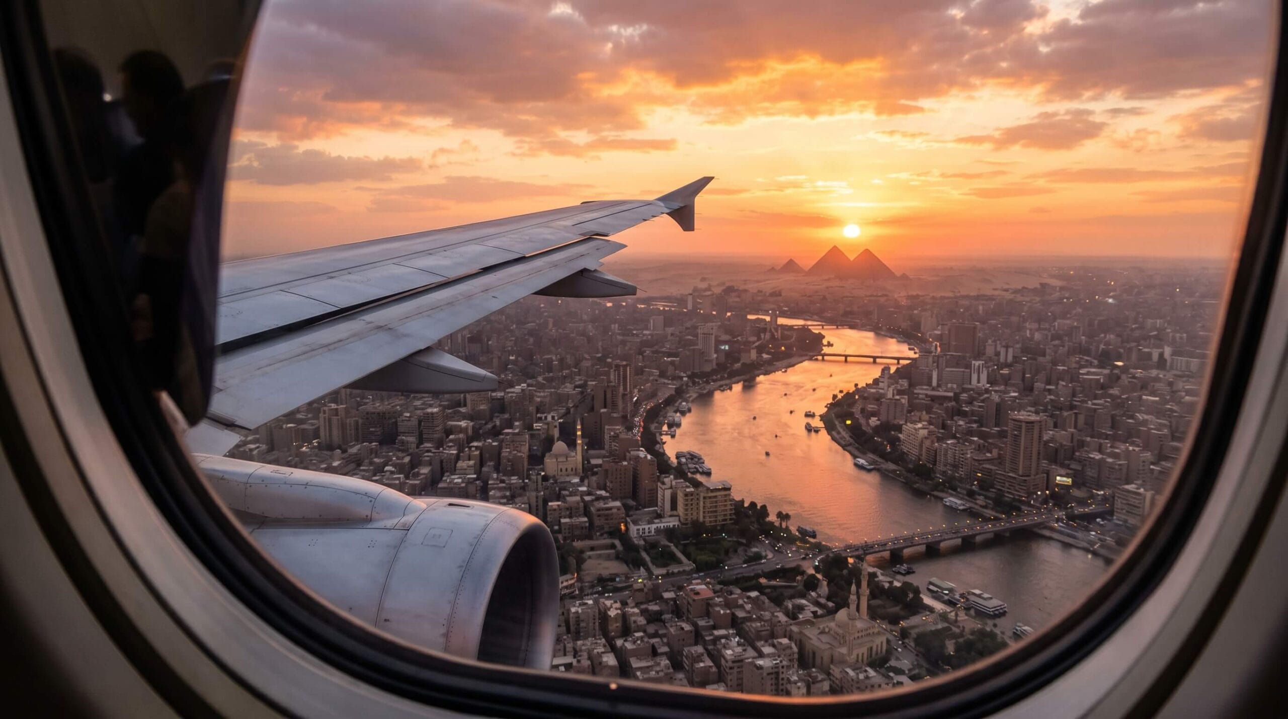 الوصول إلى مصر بالطائرة فوق القاهرة والنيل وقت الغروب