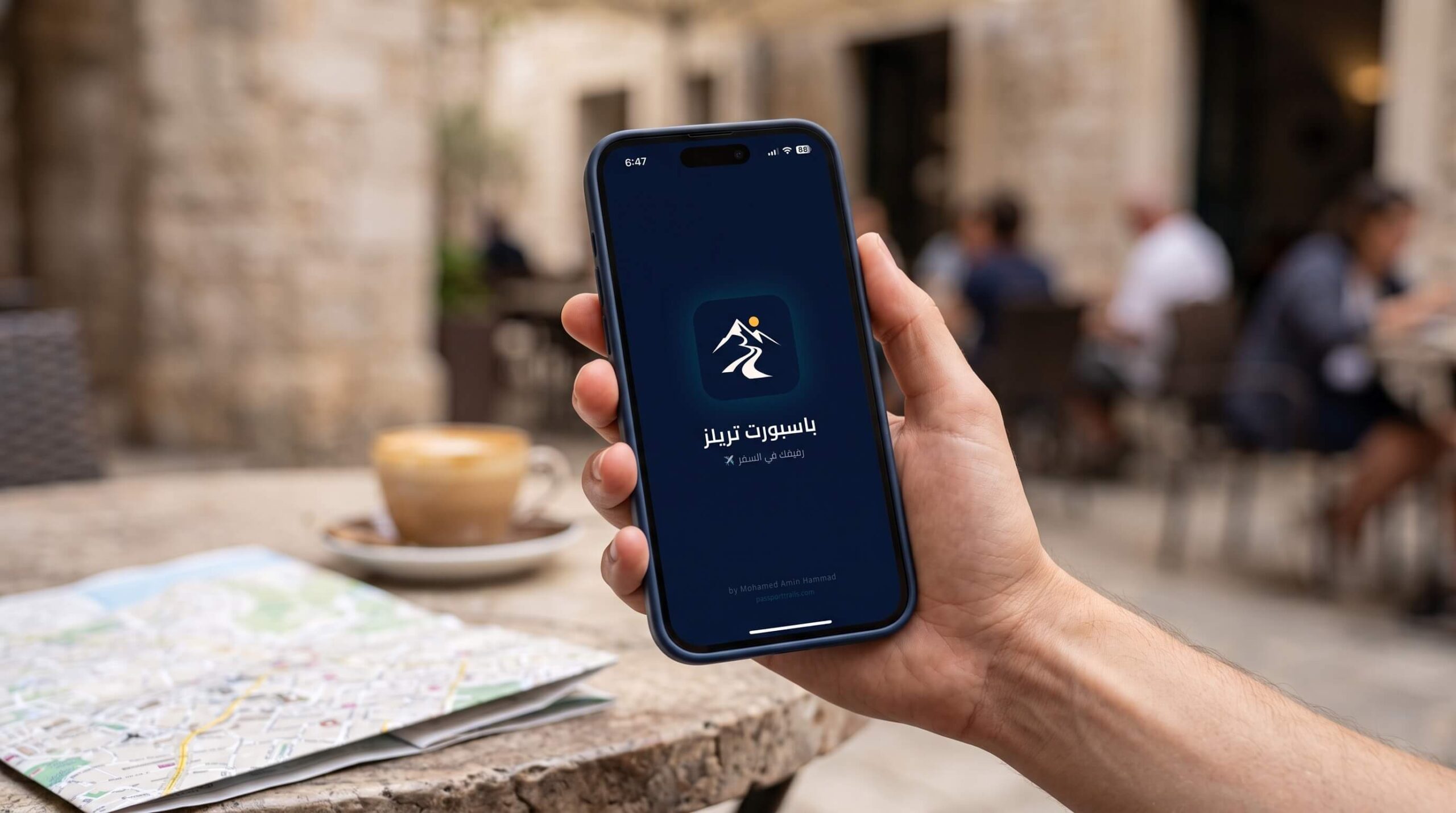 إزاي تحمي نفسك من التسمم الغذائي أثناء السفر 2026: دليل دكتور مسافر 19 مسافر ماسك موبايل وعليه شاشة فتح تطبيق باسبورت تريلز في كافيه