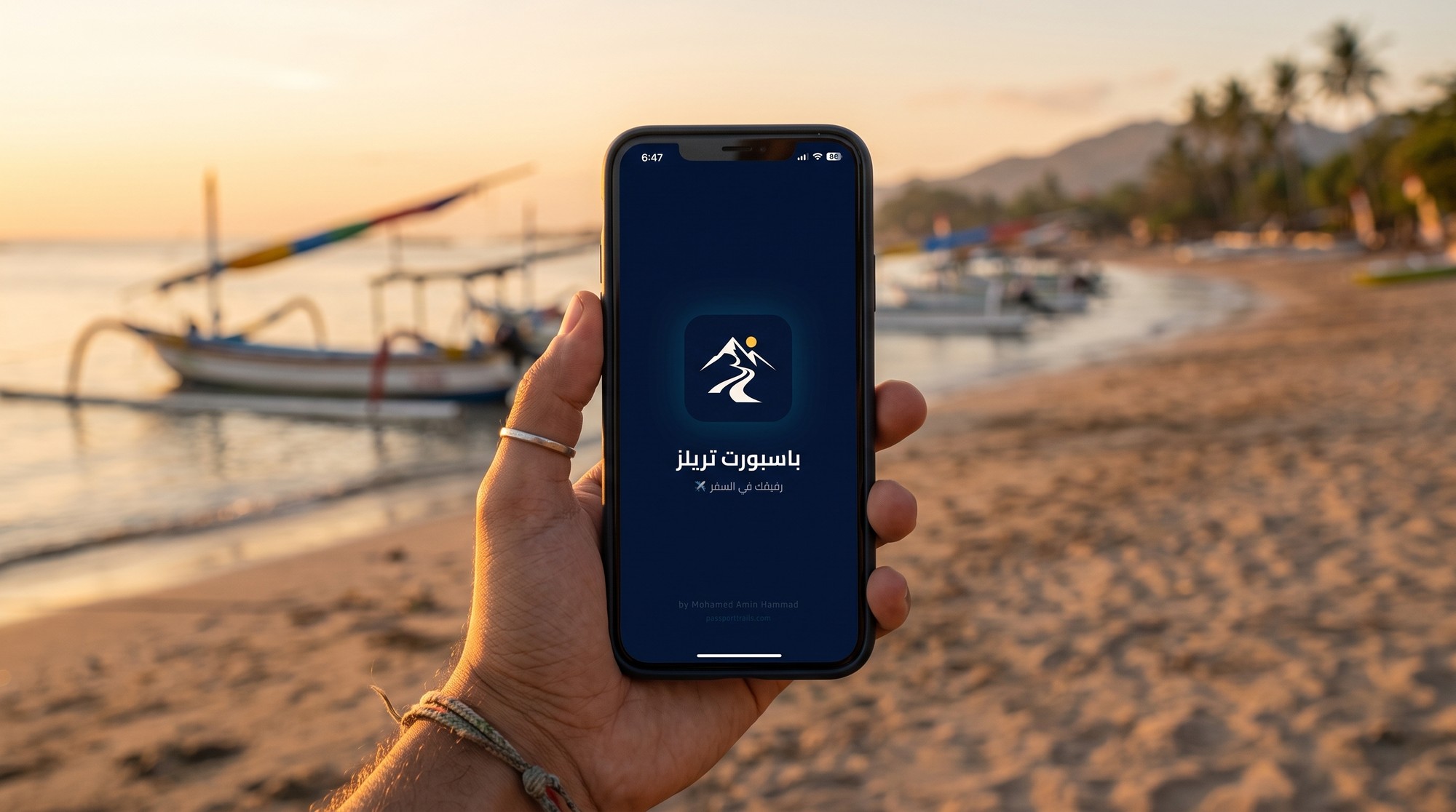 شاشة البداية لتطبيق Passport Trails على موبايل في إيد مسافر، ووراه شط في بالي عليه مراكب جوكونج خشب وقت الغروب
