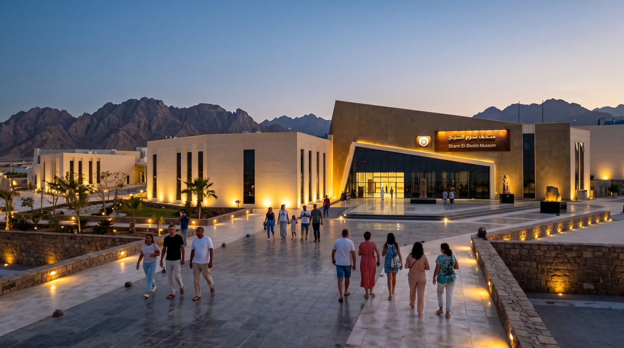 متحف شرم الشيخ 2026: سعر التذكرة للمصريين والمواعيد ودليل القاعات قبل الزيارة 2 متحف شرم الشيخ وقت المغرب وزوار ماشيين في الساحة ناحية المدخل المنور وجبال جنوب سيناء وراه