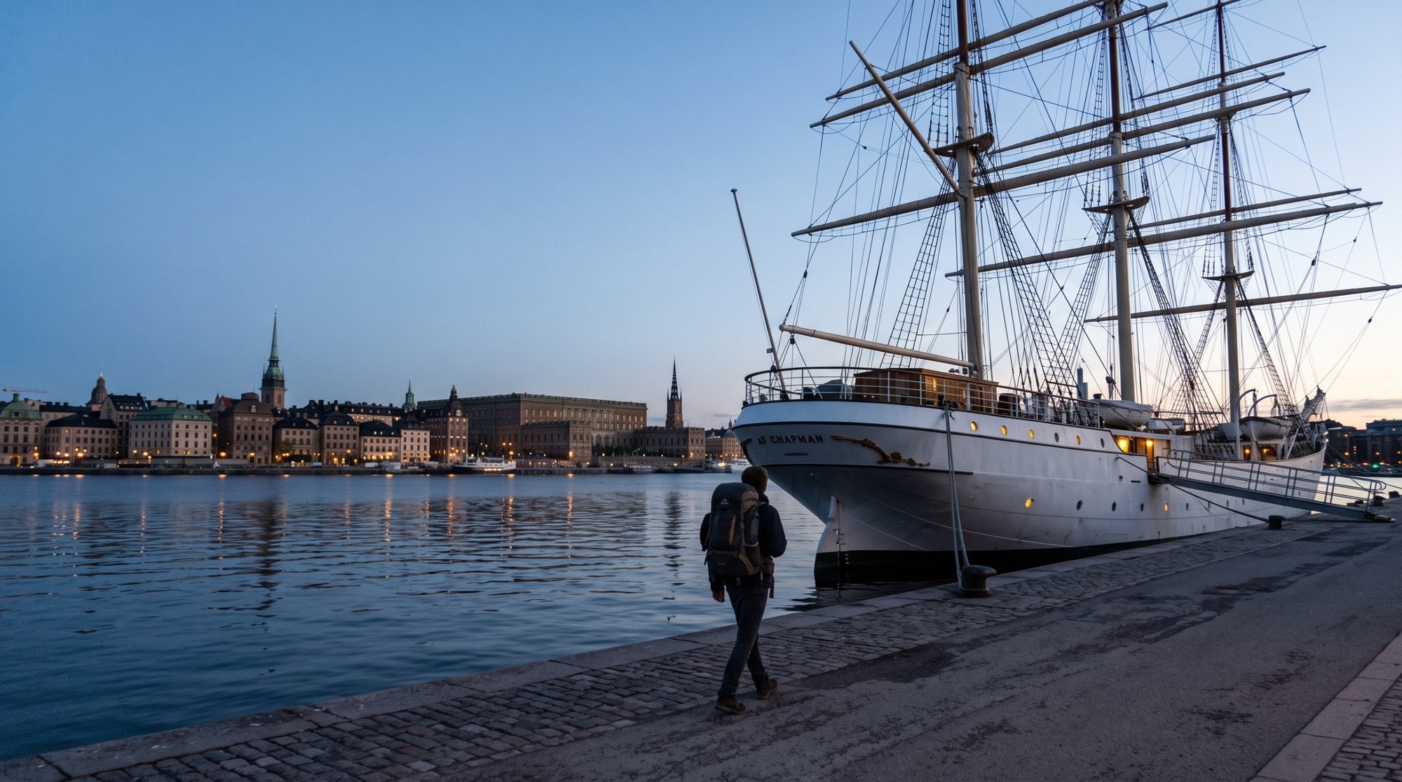 🇸🇪 تكلفة السفر إلى السويد 2026 من مصر: ميزانية أسبوع في ستوكهولم بالجنيه والكرونة 5 مسافر شايل شنطة ضهر ماشي على رصيف سكيبسهولمن ناحية مركب af Chapman الأبيض الشراعي وقت المغرب وقدامه أسطح جاملا ستان على المية